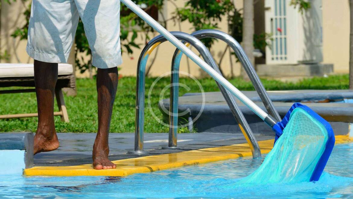 How to clean a swimming pool